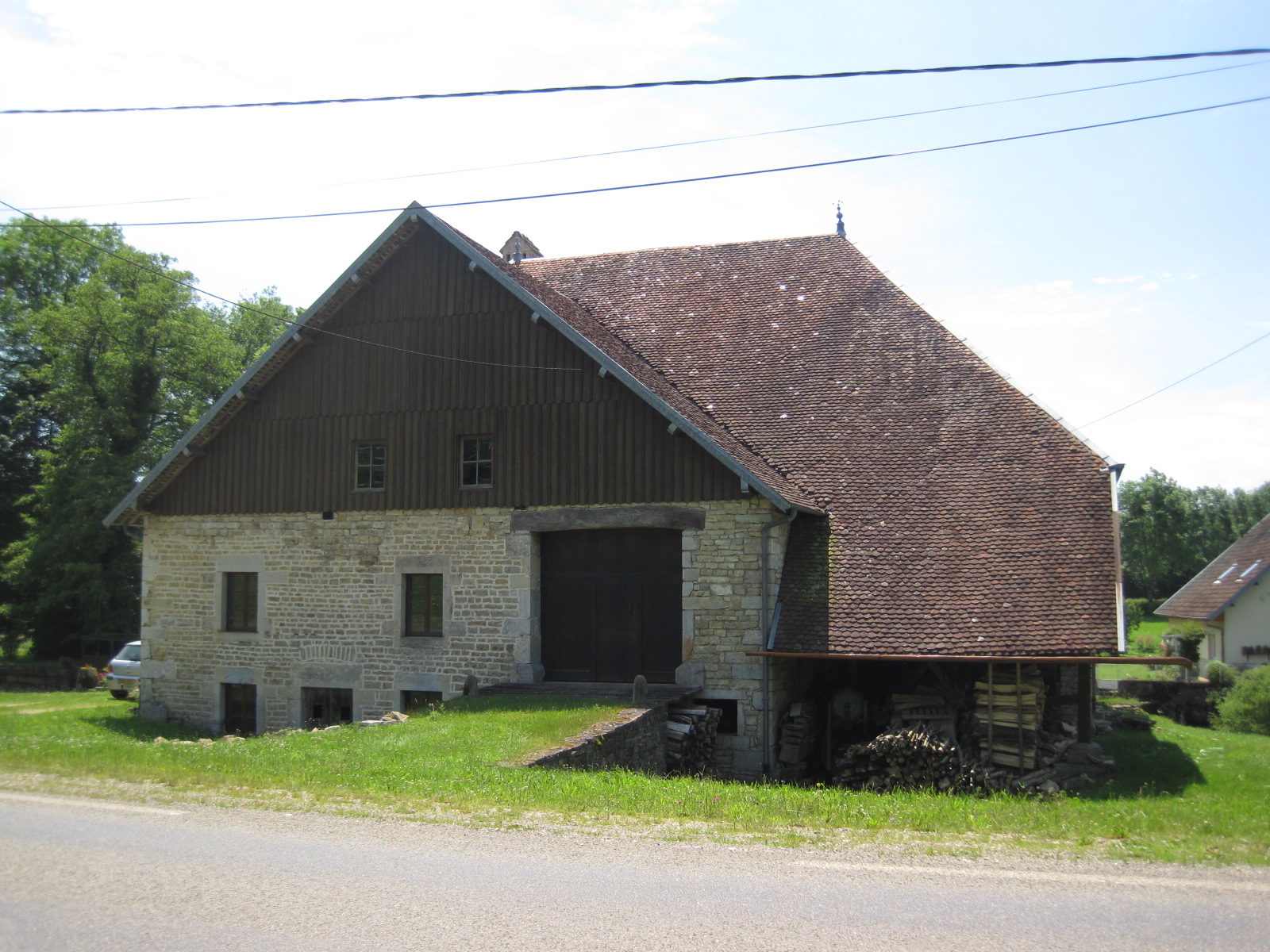 Ferme comtoise en pierre et bois, grand toit de tuiles