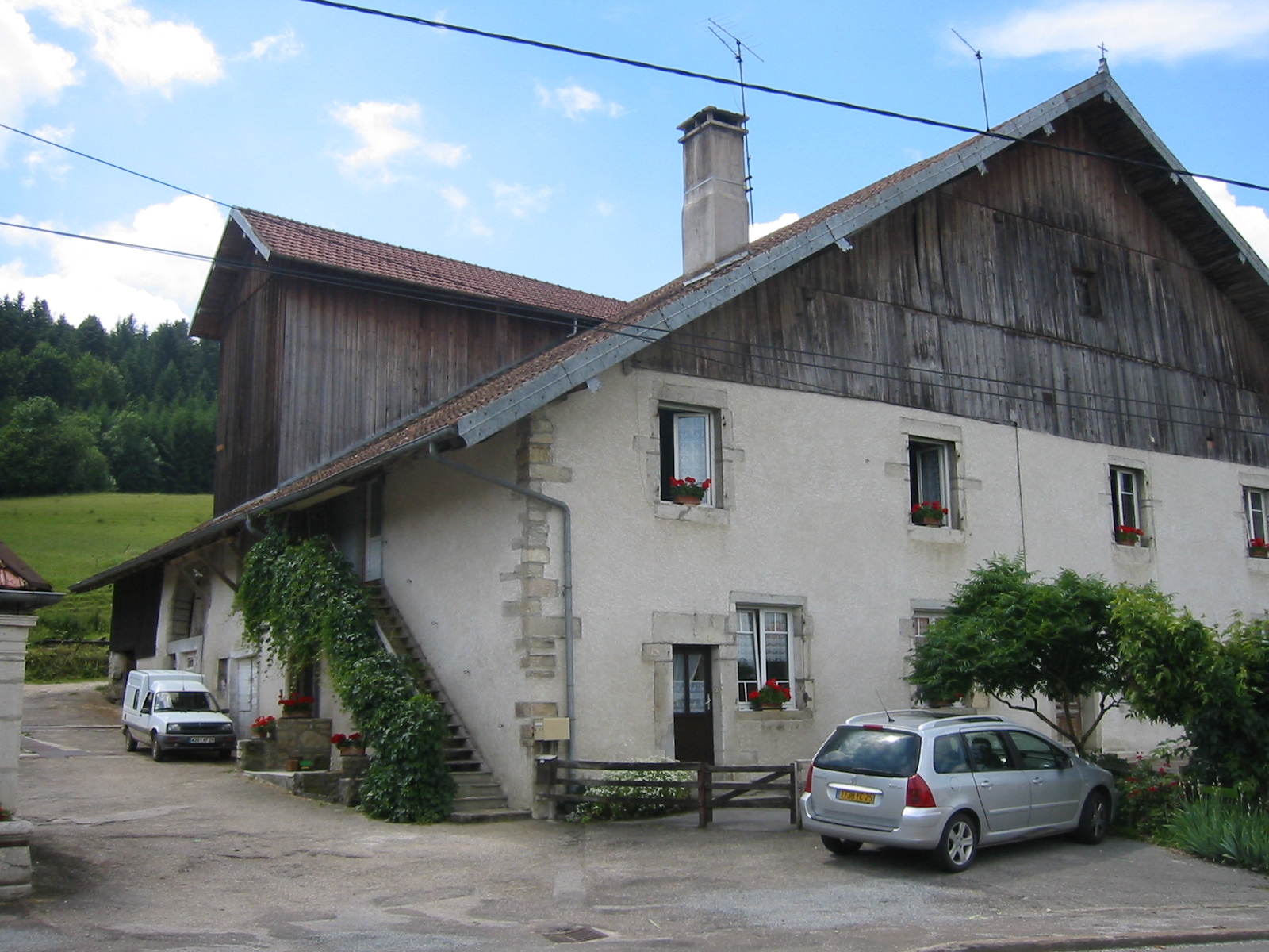 Ferme comtoise, pignon de bois et corps crépi