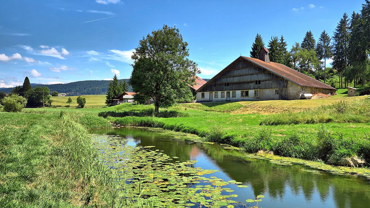 Ferme comtoise au bord du Doubs à Grand’Combe-Châteleu