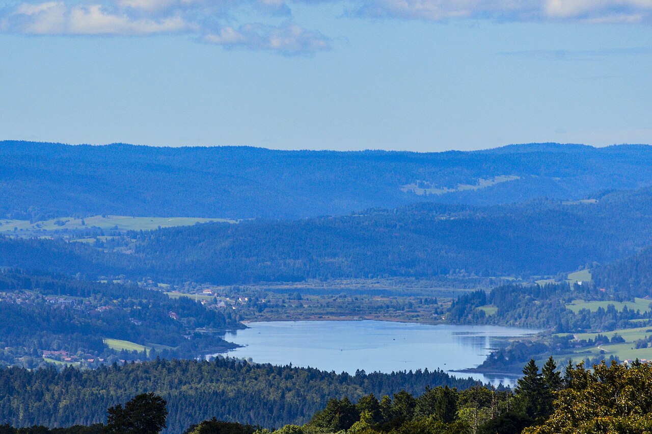 Plateaux autour du lac Saint-Point vus depuis le Larmont